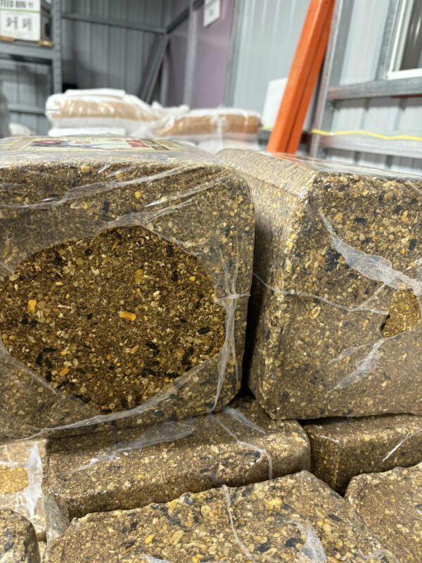 Legendary Whitetail TNT Feed Block - Image 3